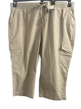 ST. JOHN’S BAY MID RISE CARGO CAPRI PANTS  WOMENS BISCOTTI BEIGE COLOR SIZE 1X